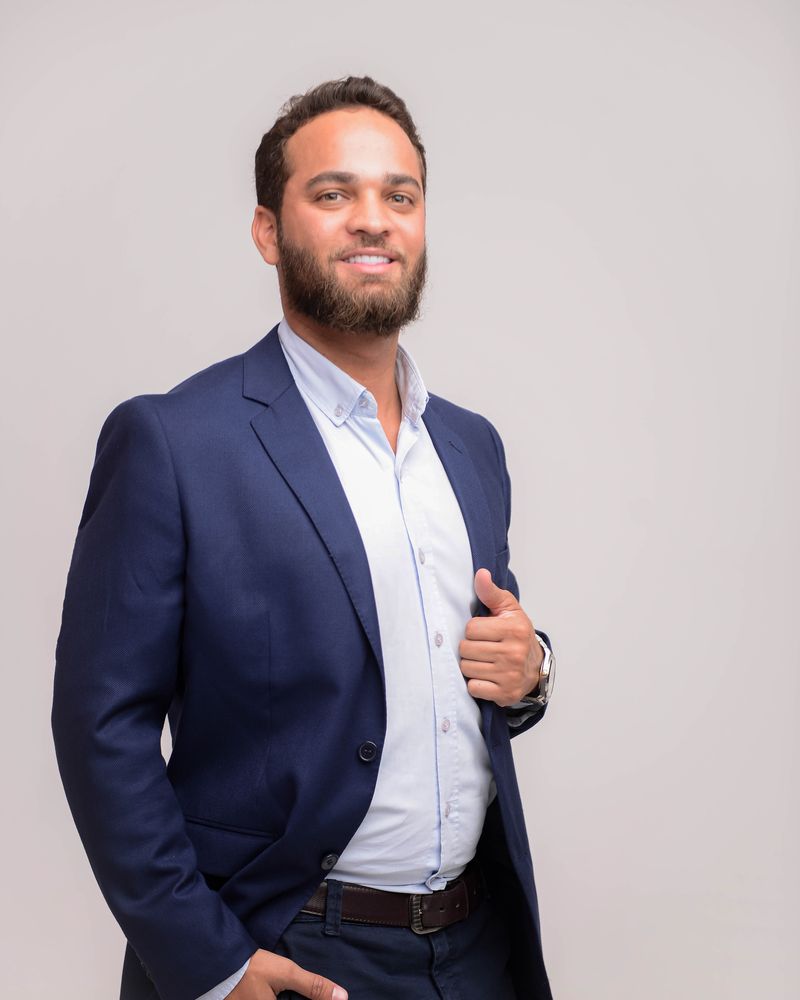 Marcos Paulo do Couto Brito sorrindo, de terno azul
